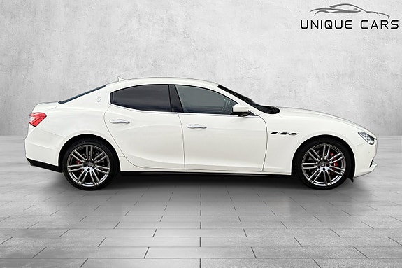 Maserati Ghibli 2 of 5