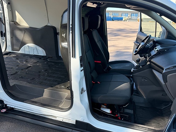 Ford Transit Connect 13 of 17
