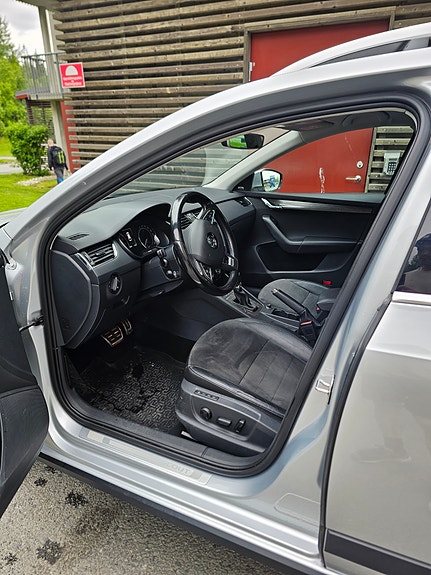 Skoda Octavia Scout 3 of 5