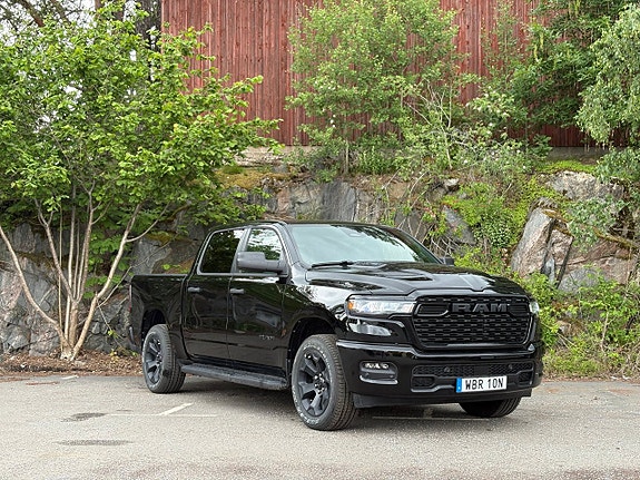 Dodge RAM 1500 2 of 5