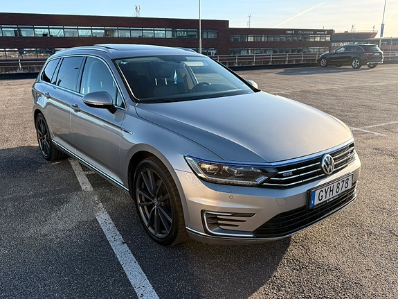 Volkswagen Passat 2 of 5