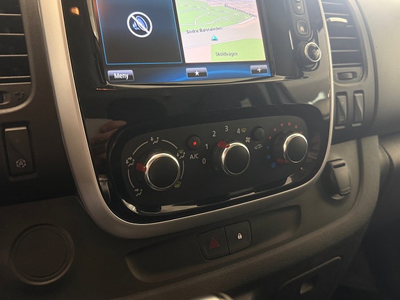 Renault Trafic 12 of 17