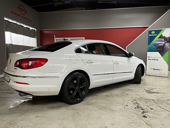 Volkswagen Passat CC 3 of 5