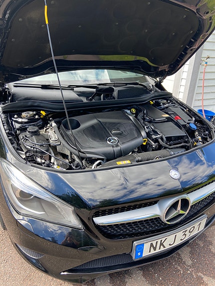 Mercedes-Benz CLA220 d 2 of 5