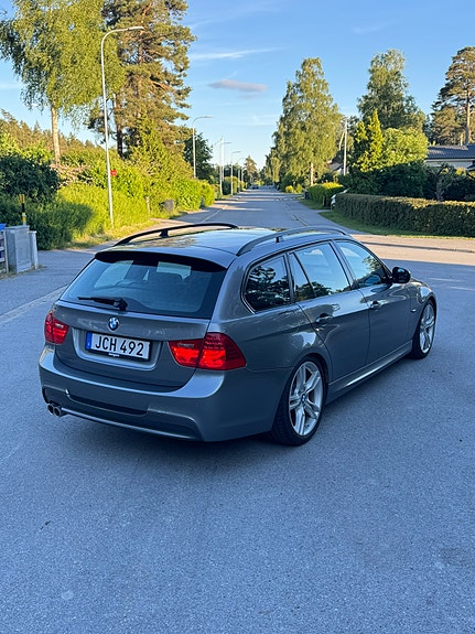 BMW 325d 2 of 5