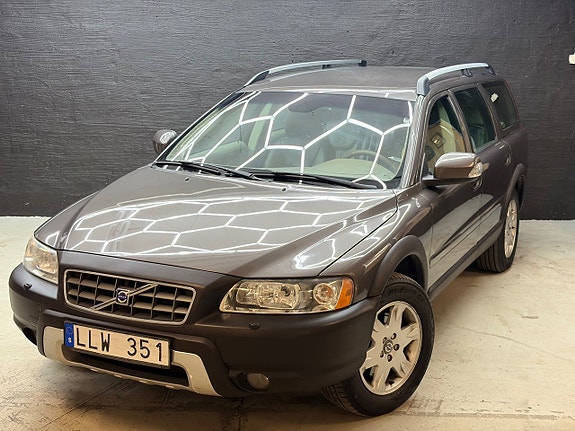 Volvo XC70 2 of 17