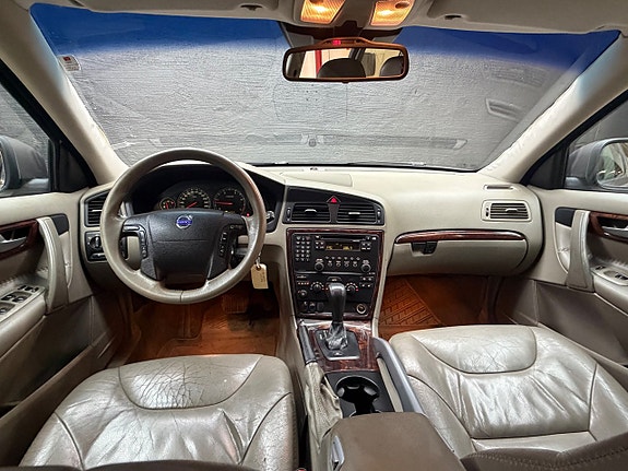 Volvo XC70 11 of 17