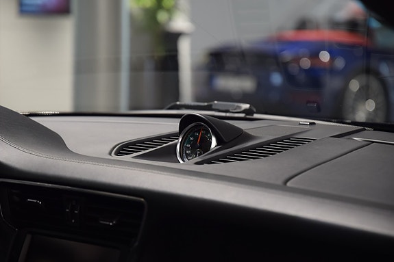 Porsche 911 Carrera 4S 13 of 17