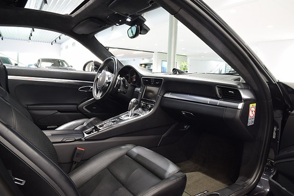 Porsche 911 Carrera 4S 12 of 17