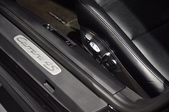 Porsche 911 Carrera 4S 7 of 17