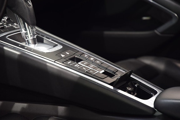 Porsche 911 Carrera 4S 8 of 17