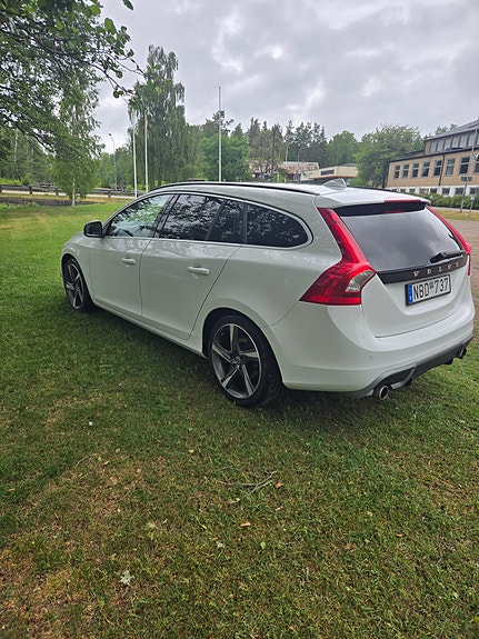 Volvo V60 2 of 5