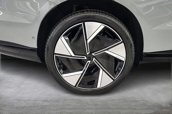 Volvo EX90 17 of 23