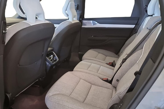 Volvo EX90 13 of 23