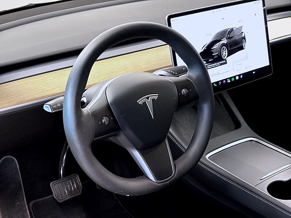 Tesla Model Y 15 of 18