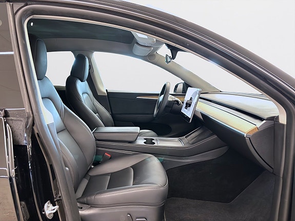 Tesla Model Y 12 of 18