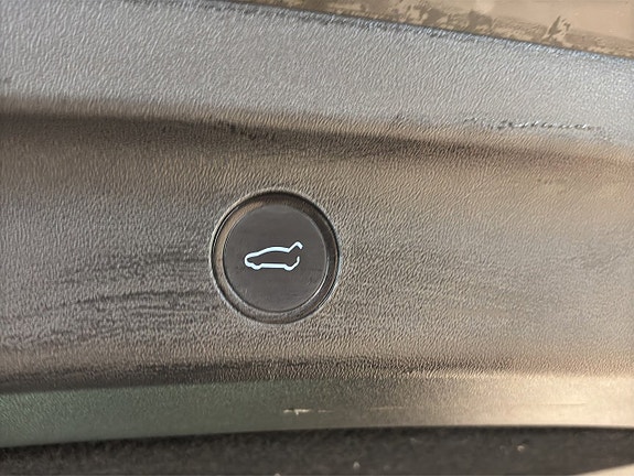 Tesla Model Y 9 of 18