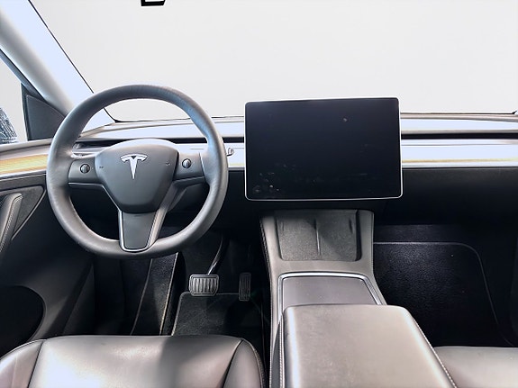 Tesla Model Y 11 of 18
