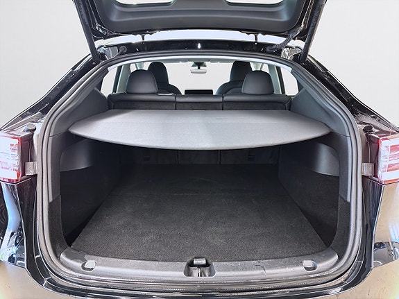 Tesla Model Y 8 of 18