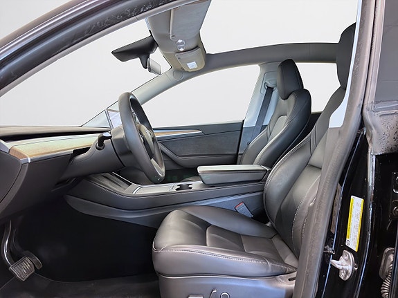 Tesla Model Y 14 of 18