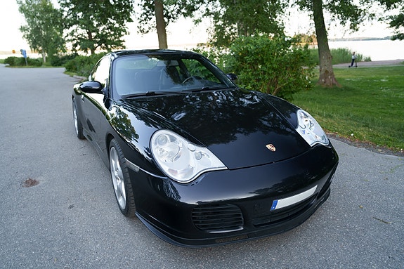 Porsche 911 Carrera 4S 2 of 5