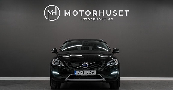 Volvo V60 Cross Country 2 of 5