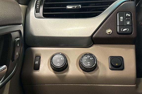 Chevrolet Suburban 14 of 26