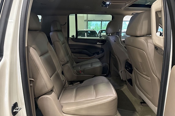 Chevrolet Suburban 22 of 26