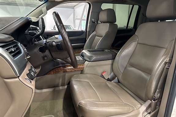 Chevrolet Suburban 20 of 26
