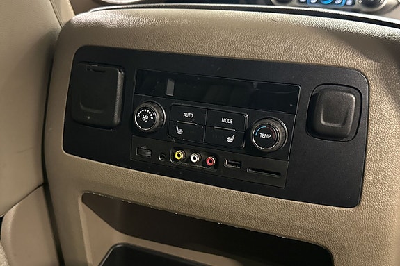 Chevrolet Suburban 24 of 26