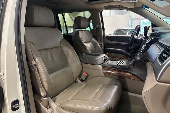 Chevrolet Suburban 21 of 26