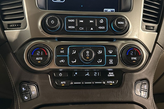 Chevrolet Suburban 18 of 26