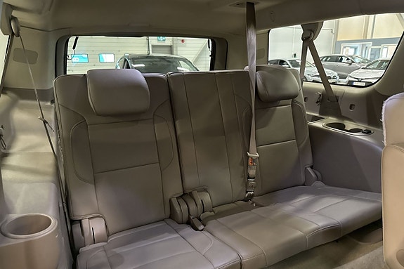 Chevrolet Suburban 23 of 26