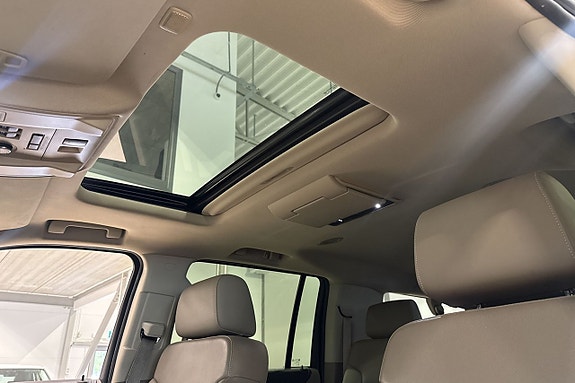 Chevrolet Suburban 19 of 26