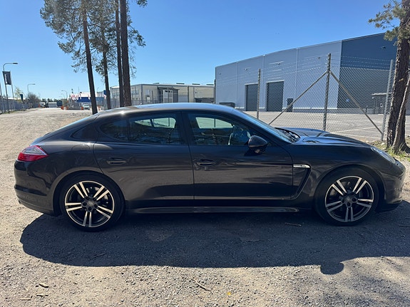Porsche Panamera 4 4 of 5