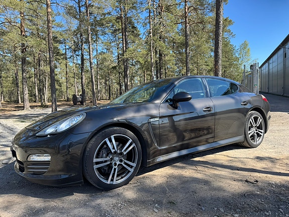 Porsche Panamera 4 2 of 5