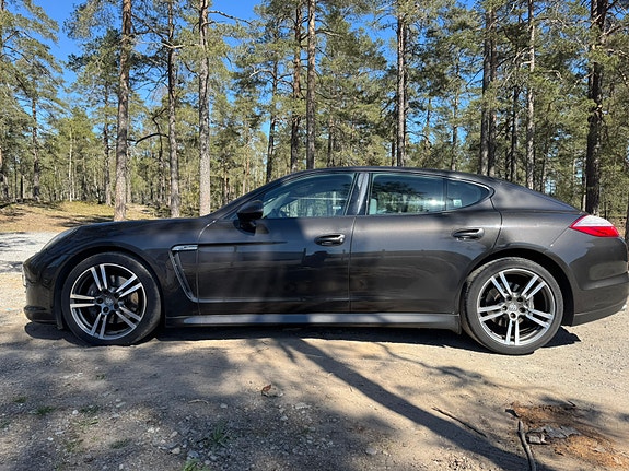 Porsche Panamera 4 3 of 5