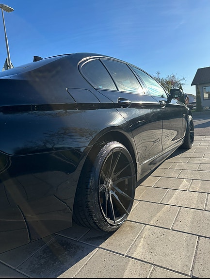 BMW 530d 2 of 4