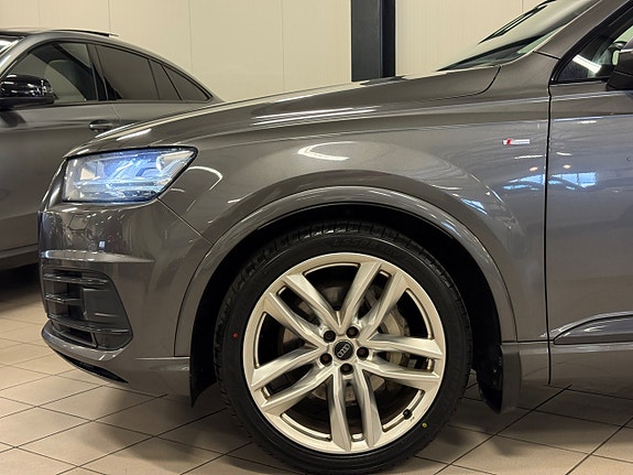 Audi Q7 4 of 5