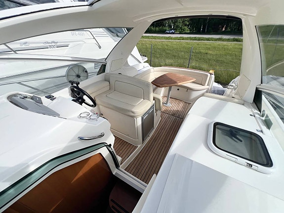 Jeanneau Prestige 30 S -07 | Diesel | Hardtop | Bytes! 4 of 5