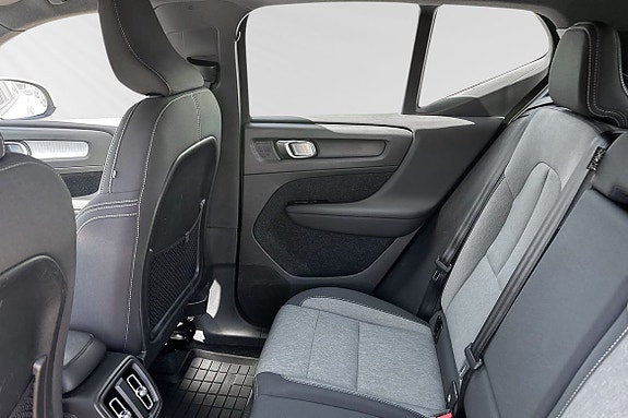 Volvo XC40 9 of 12