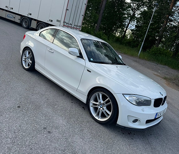 BMW 118d 2 of 5