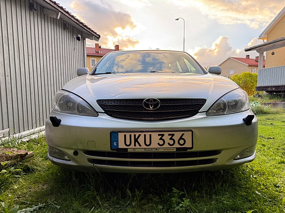 Toyota Camry 4 of 5