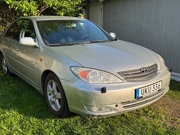 Toyota Camry 2 of 5