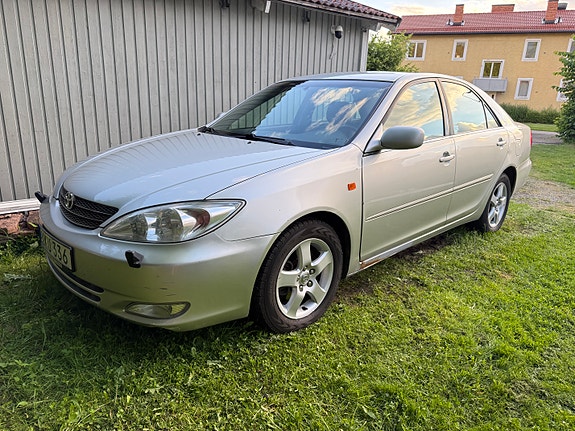 Toyota Camry 3 of 5