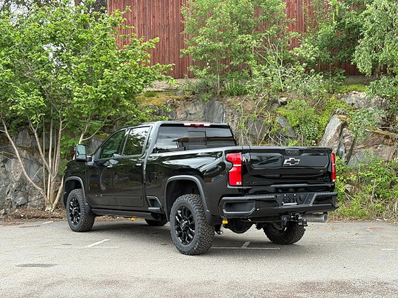 Chevrolet Silverado 2 of 5