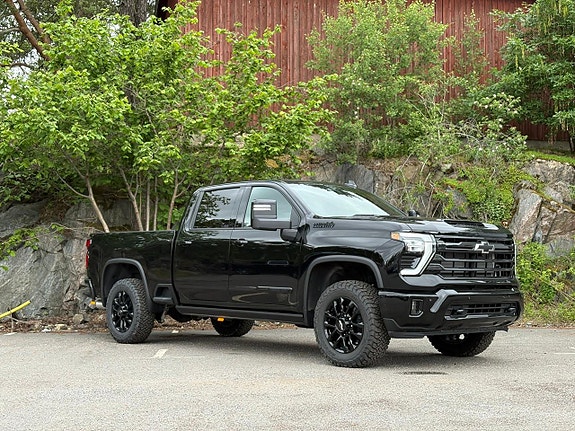 Chevrolet Silverado 3 of 5