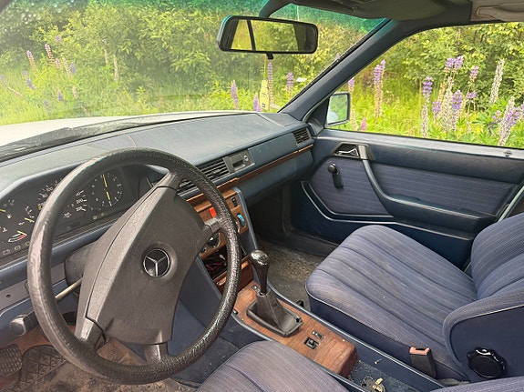 Mercedes-Benz 200 6 of 6