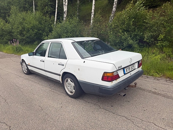 Mercedes-Benz 200 4 of 5