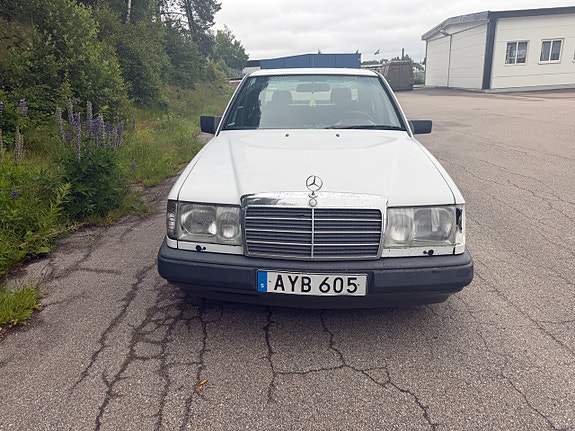 Mercedes-Benz 200 2 of 5